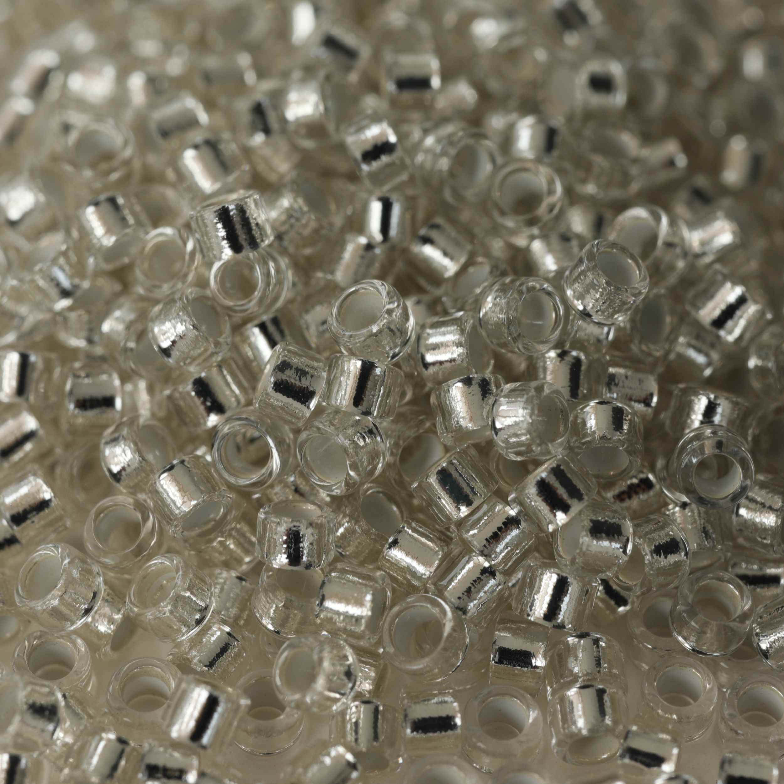 Perles de verre rondes de 2,5 mm argentées à la machine pour la broderie